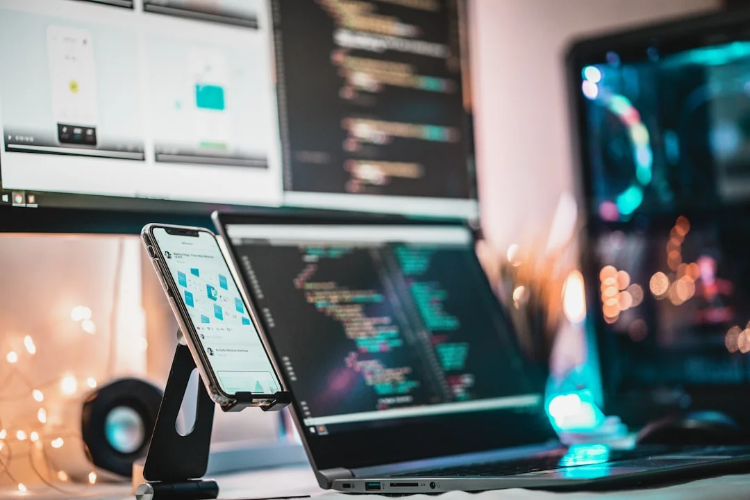 Vue en plongée d’un bureau de travail élégant avec deux écrans, un clavier, une souris et des accessoires modernes.